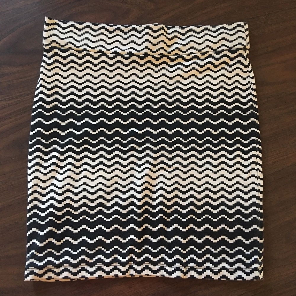 Forever 21 Cream & Black Aztec Chevron Mini Skirt